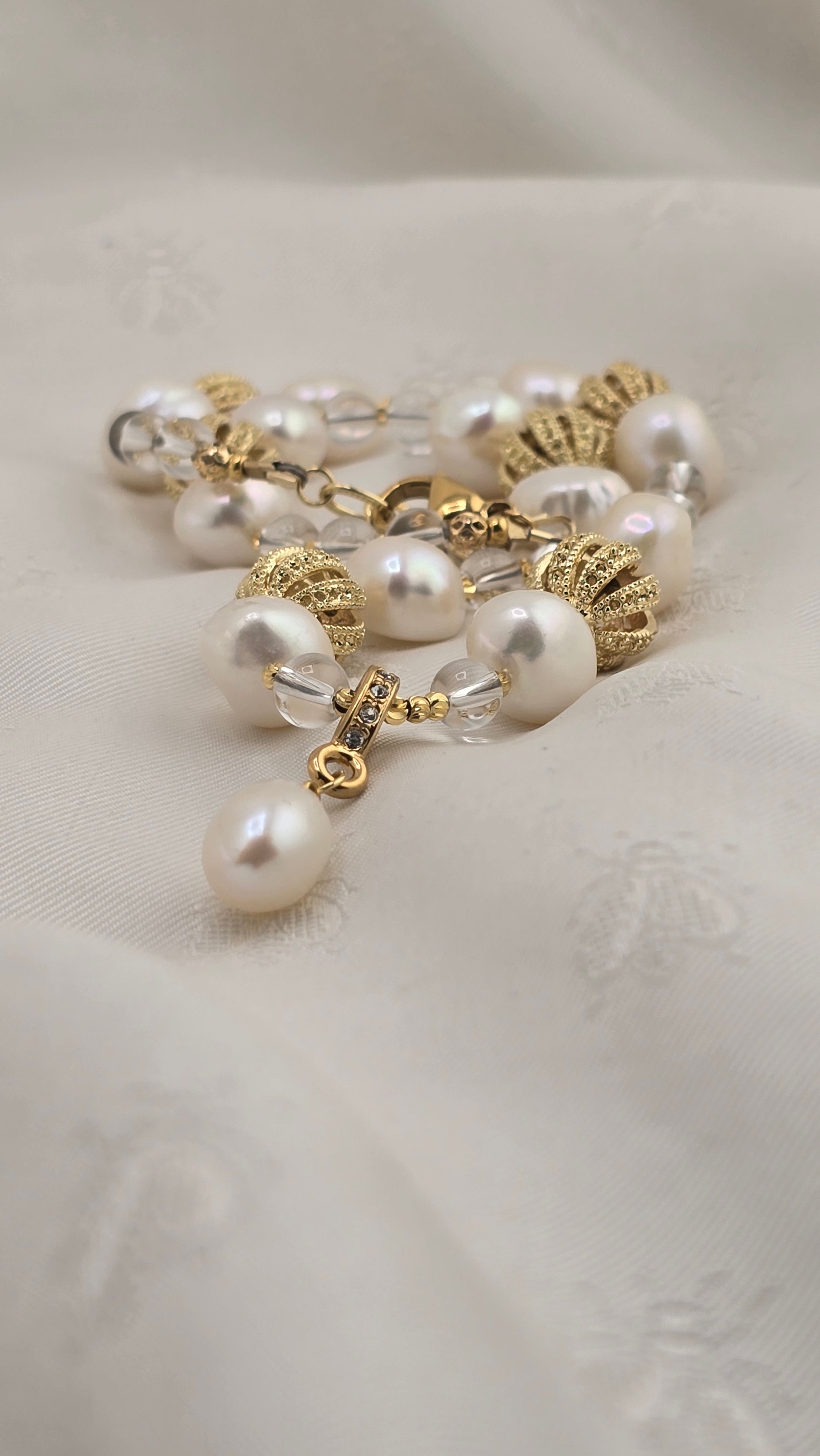 Collier avec perles de culture baroque et Cristal de Roche et pendentif en perle de culture olive.