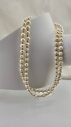 Collier avec deux rangs de perles de culture blanches dans son écrin