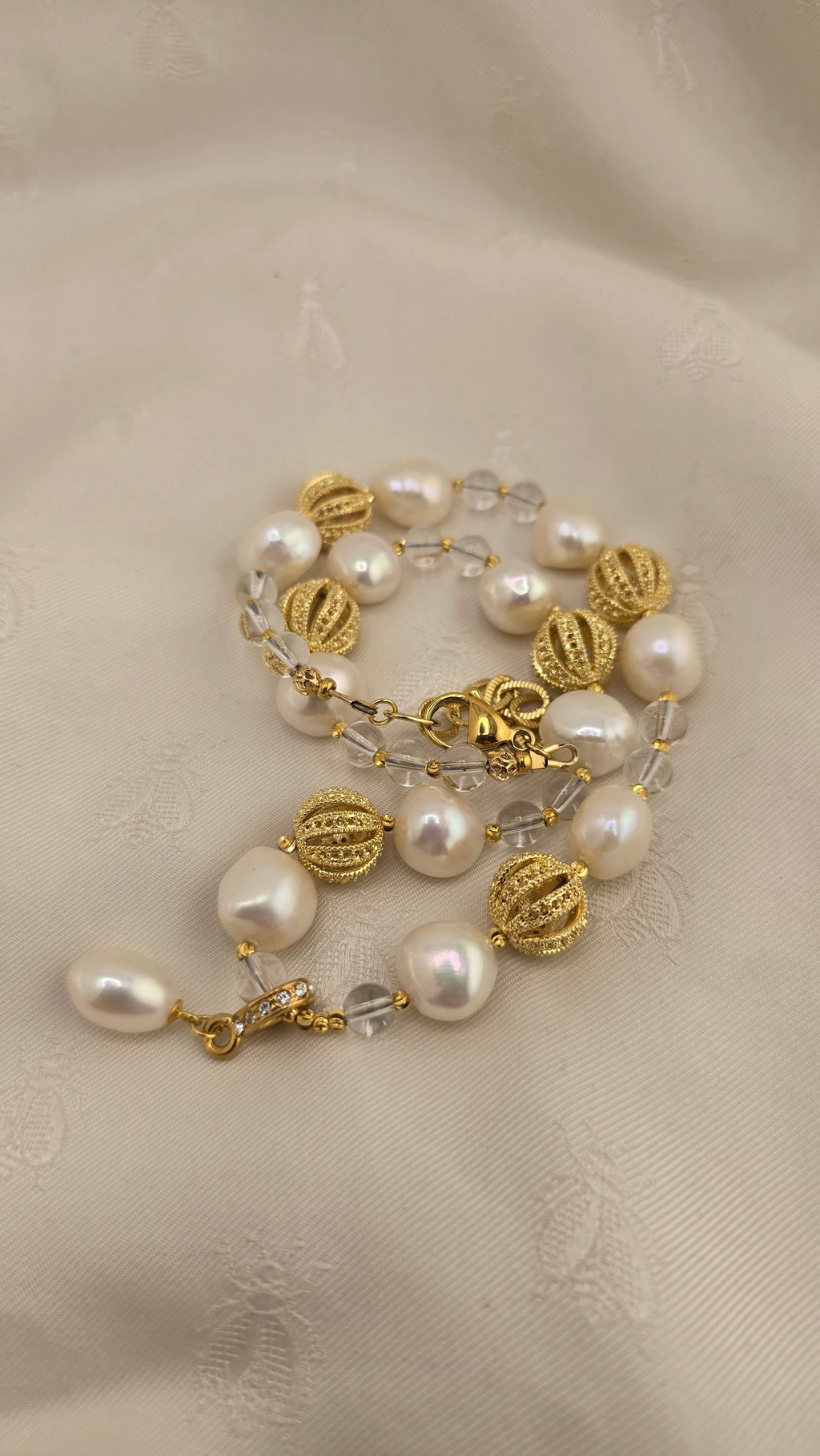 Necklace with baroque cultured pearls and rock crystal and olive cultured pearl pendant in its case