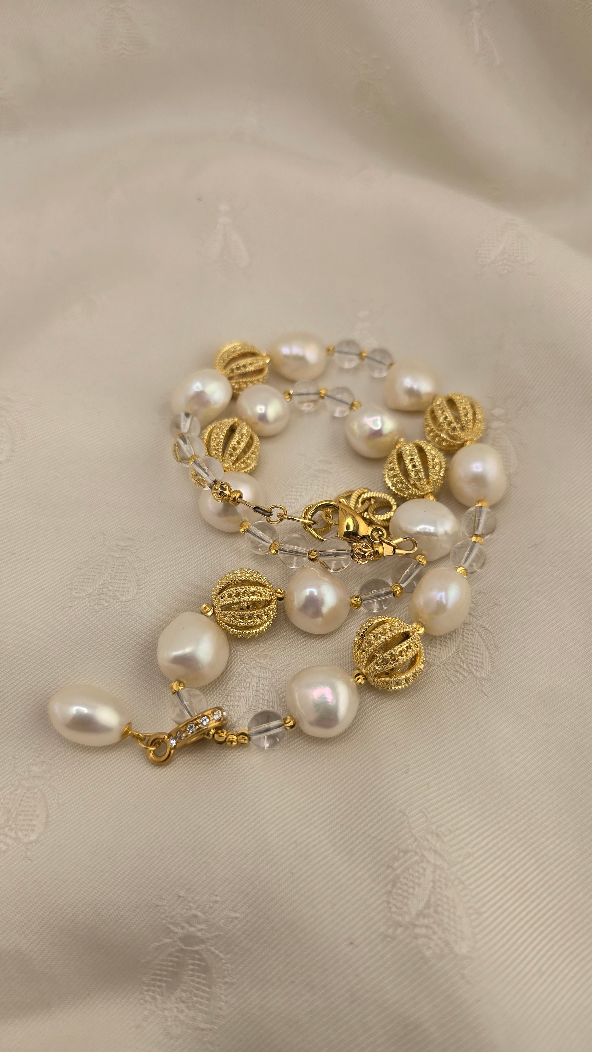 Collier avec perles de culture baroque et Cristal de Roche et pendentif en perle de culture olive.