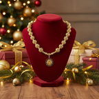 Collier doré et son pendentif soleil