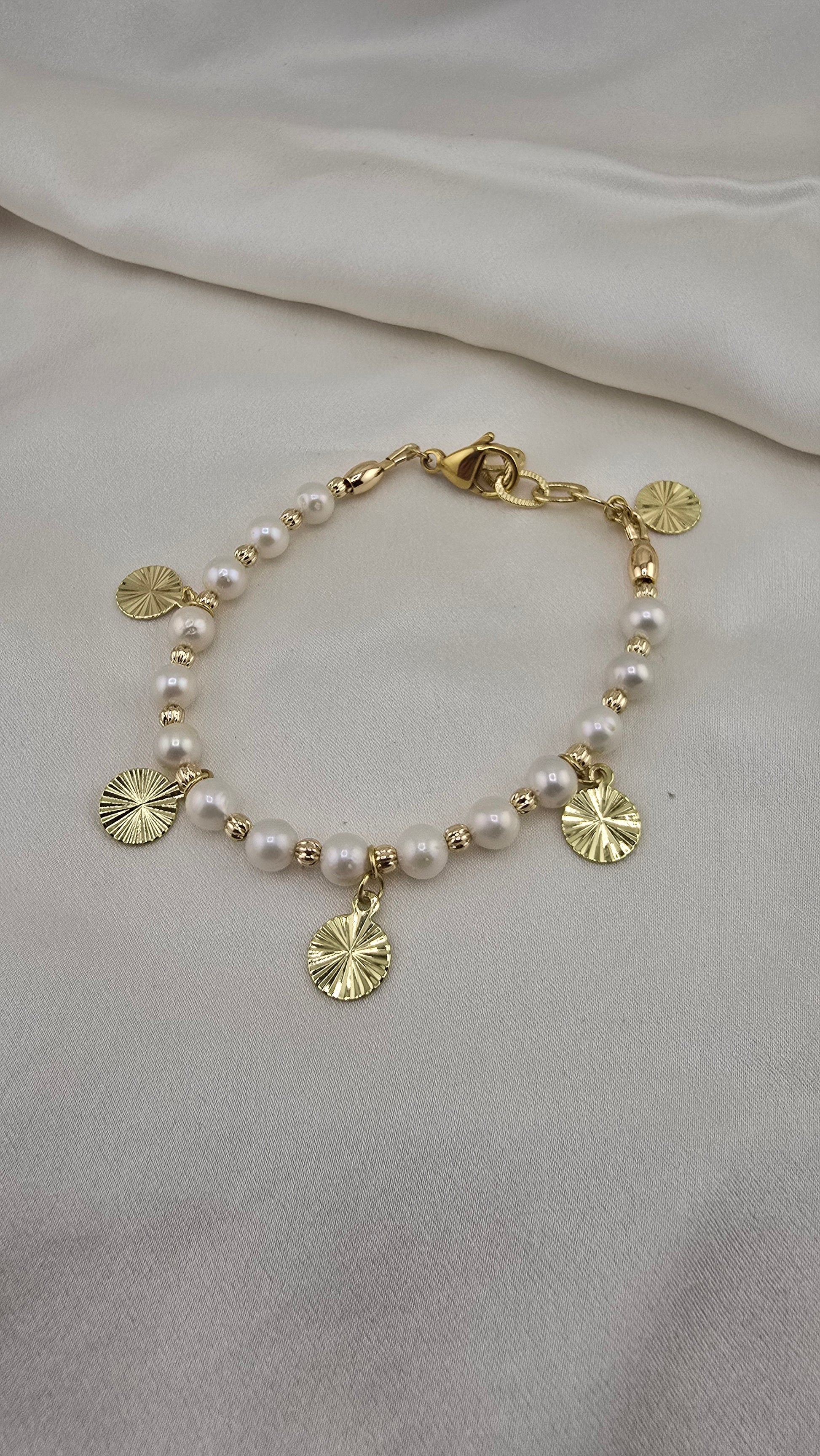 Bracelet en perles de culture blanche et charms