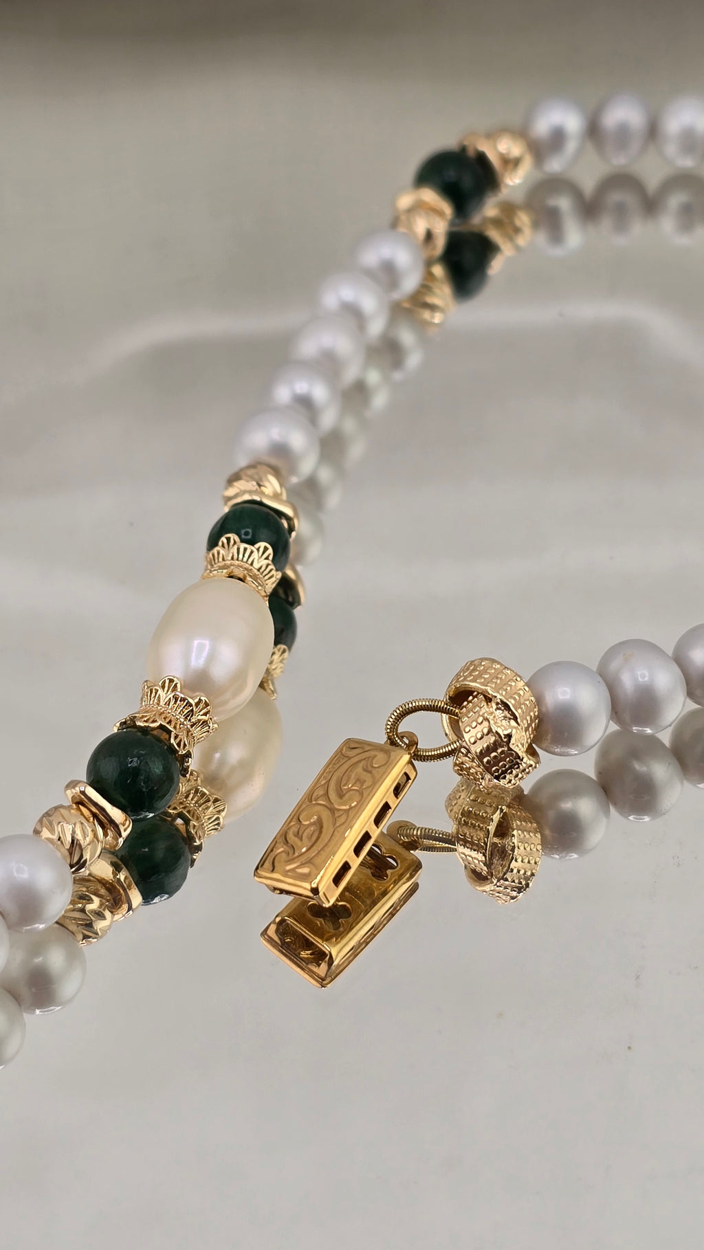 Collier perles de culture grises et Emeraude