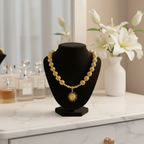 Collier doré et son pendentif soleil