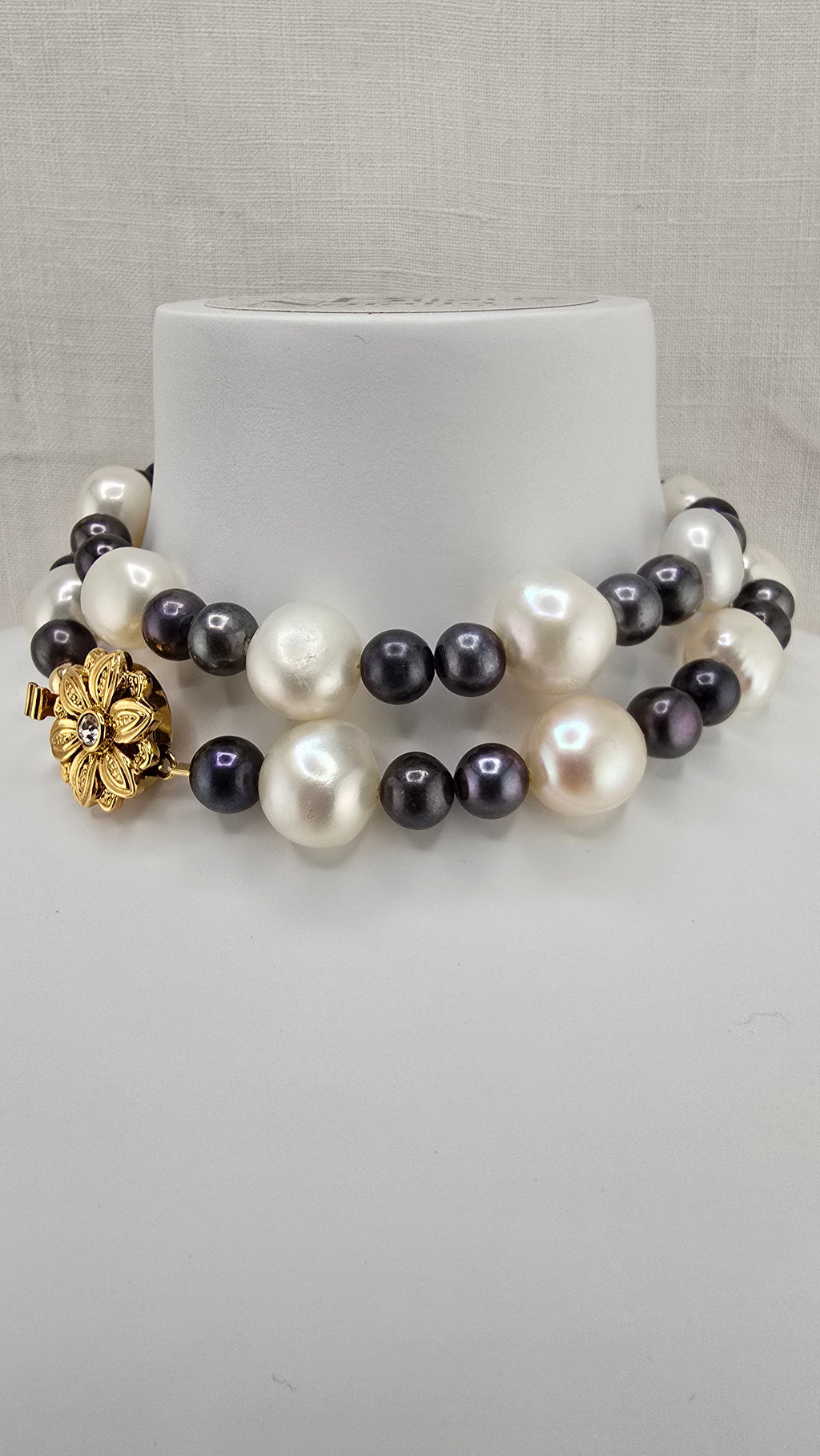 Collier en perles de culture baroque et perles de culture noires