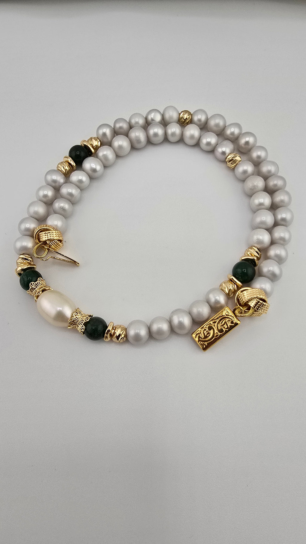 Collier perles de culture grises et Emeraude