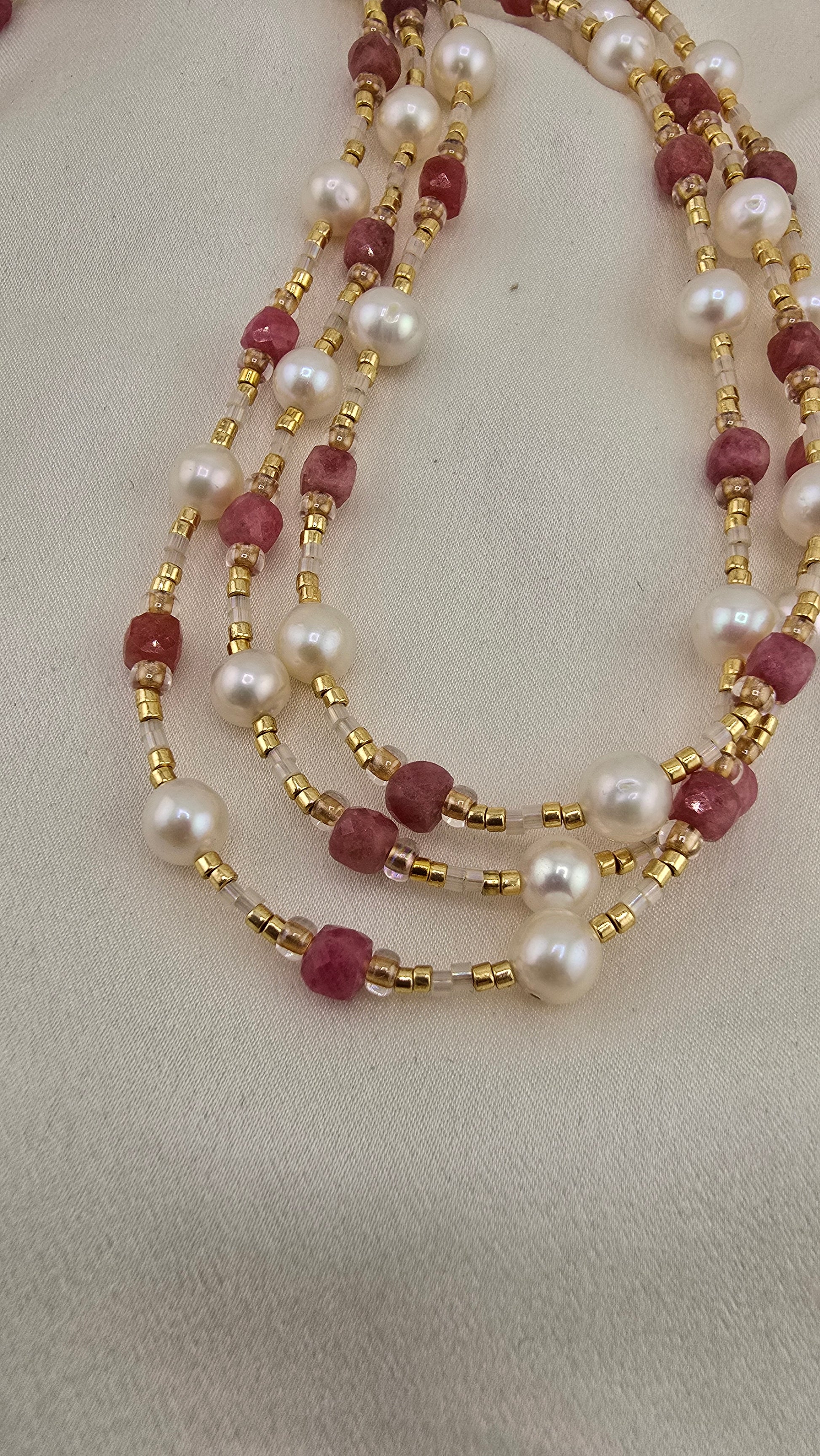 Cultured pearl and Rhodonite necklace in its case
