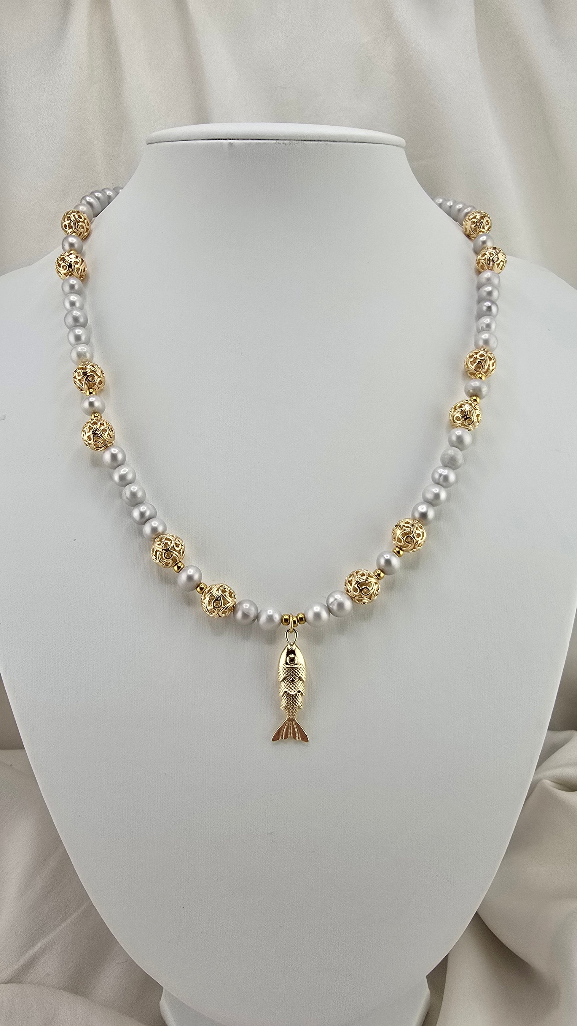 Necklace in gray cultured pearls in its case