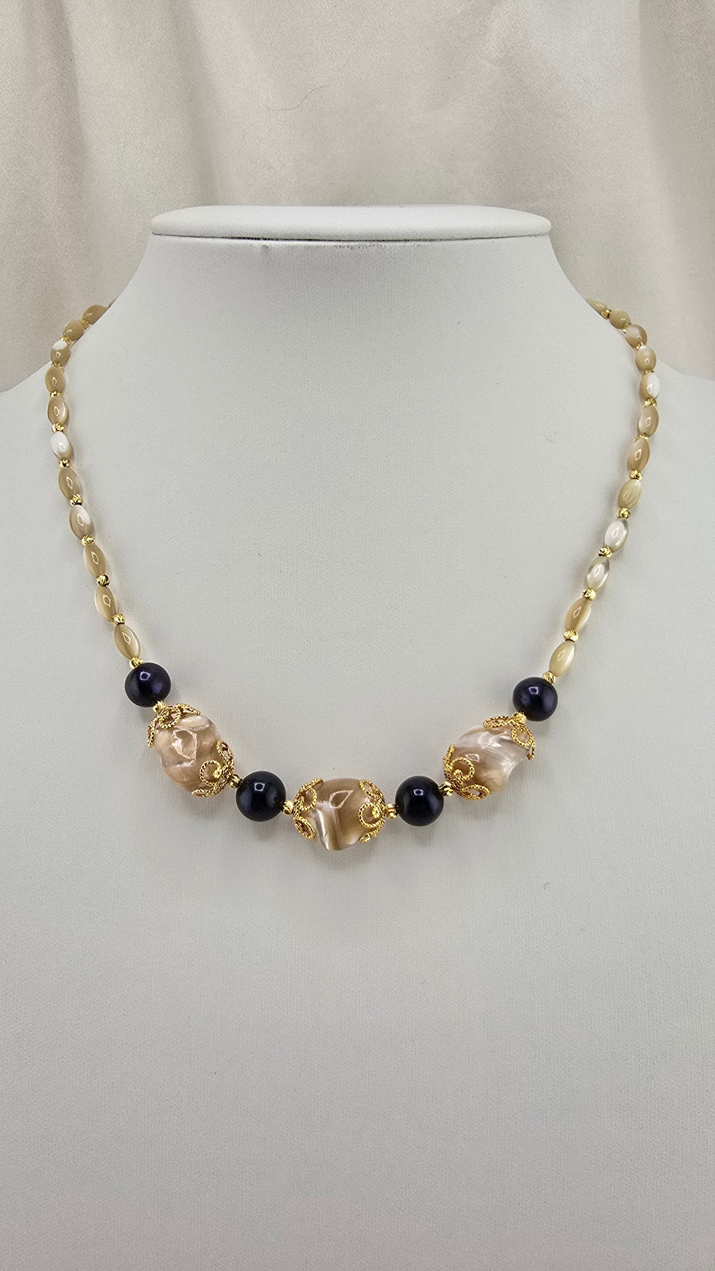 Collier en perles de Trocca et perles de culture bleu marine