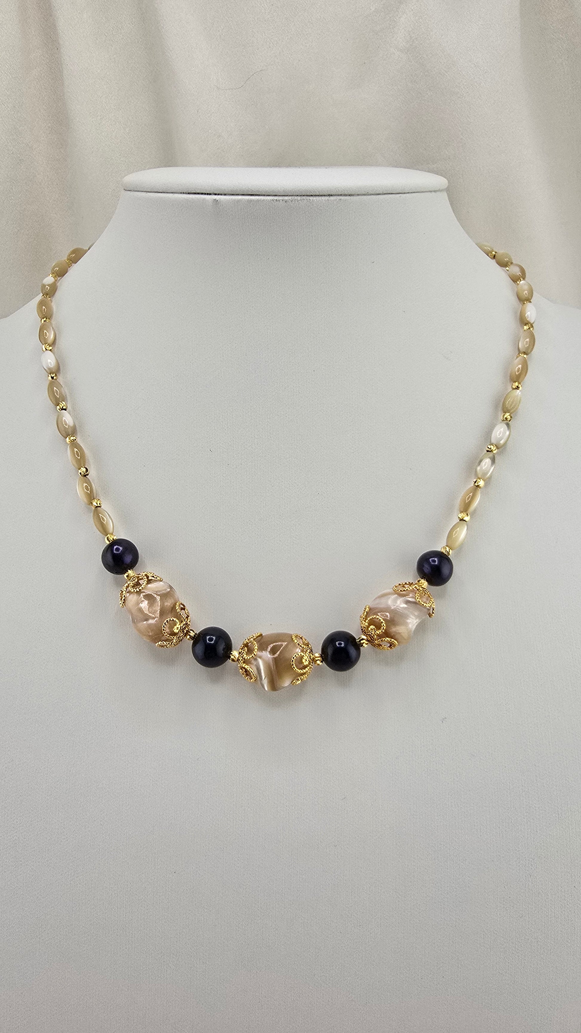 Collier en perles de Trocca et perles de culture bleu marine