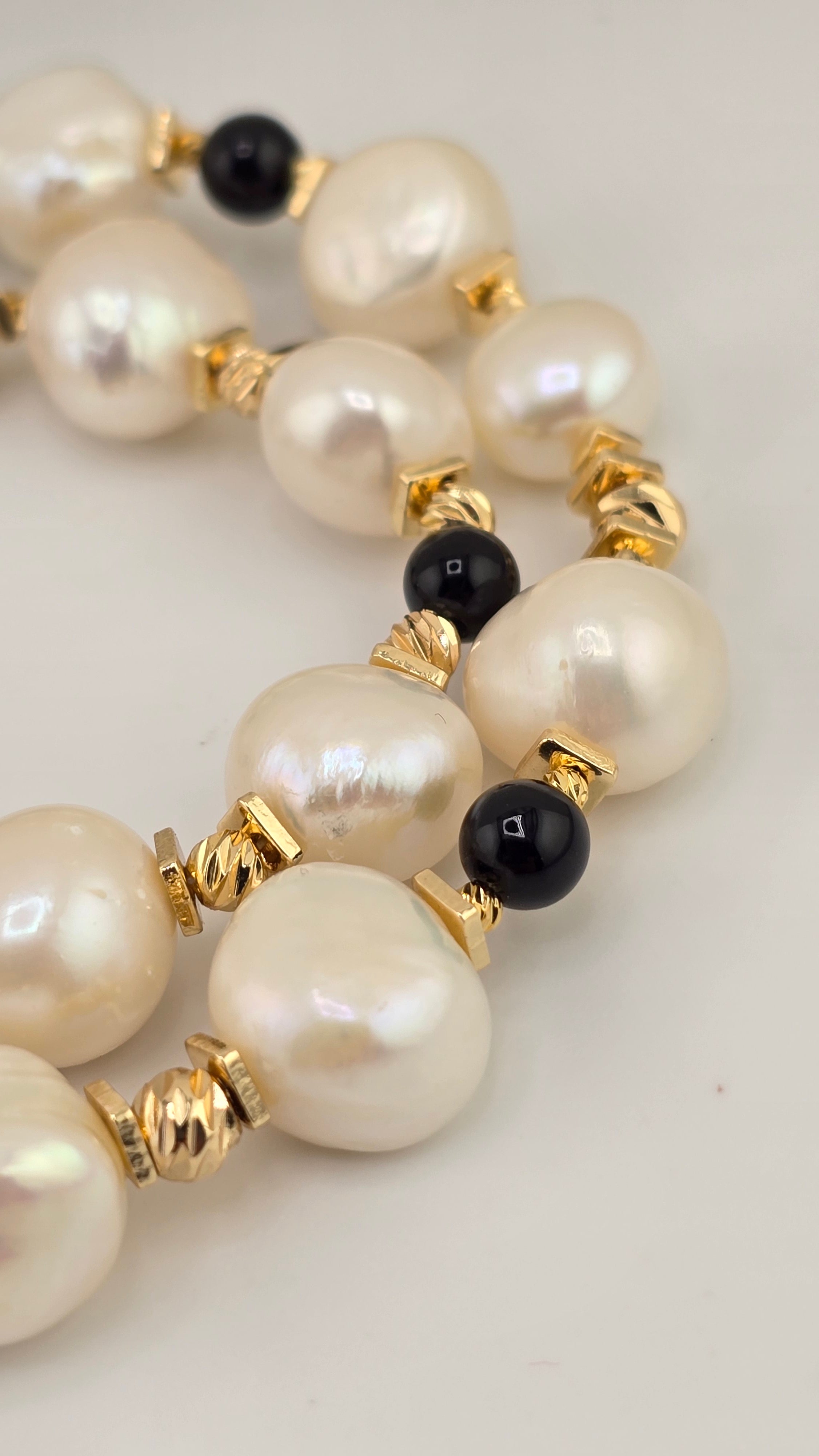 Collier en perles de culture baroque et onyx