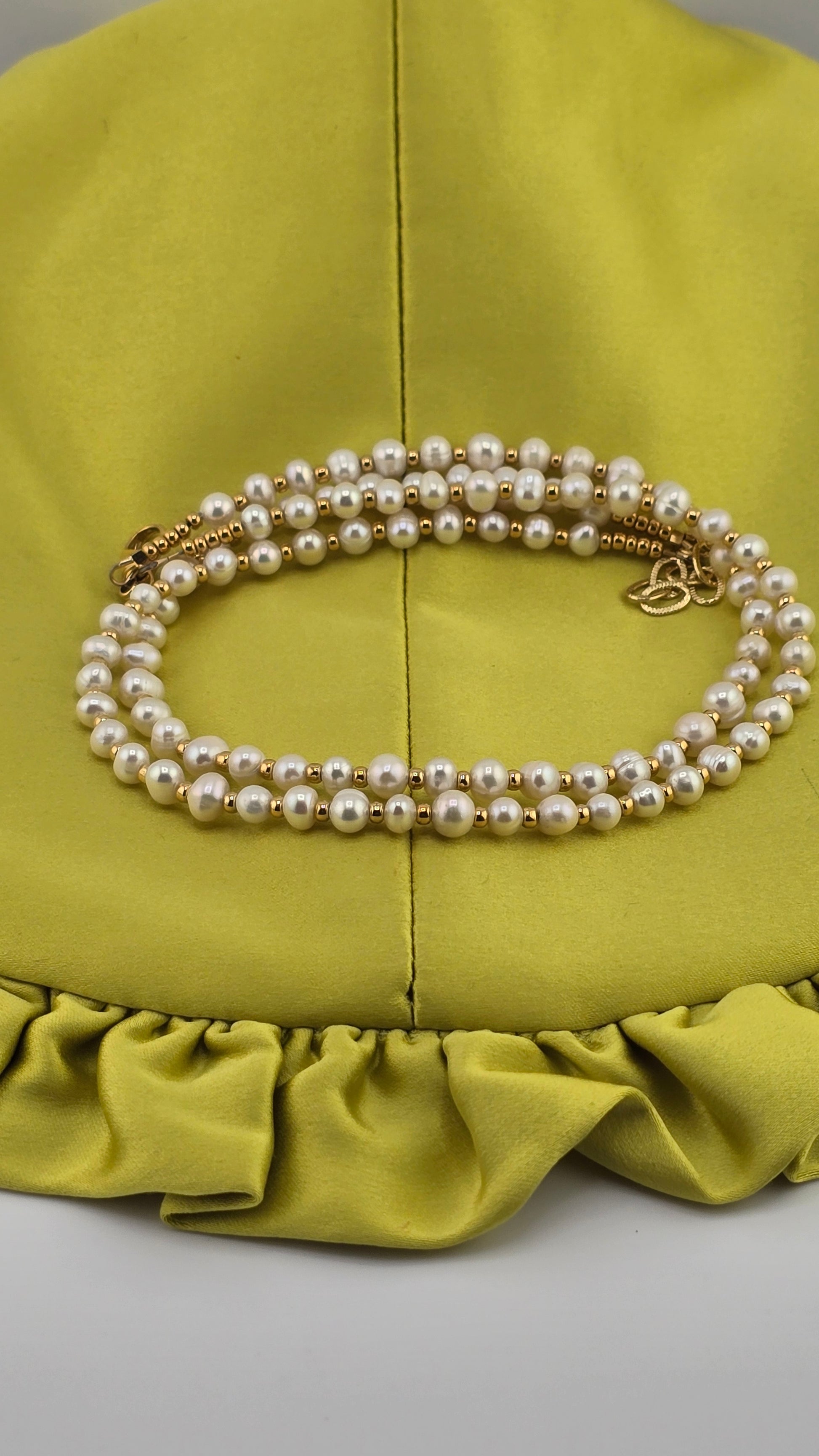 Collier avec deux rangs de perles de culture blanches dans son écrin