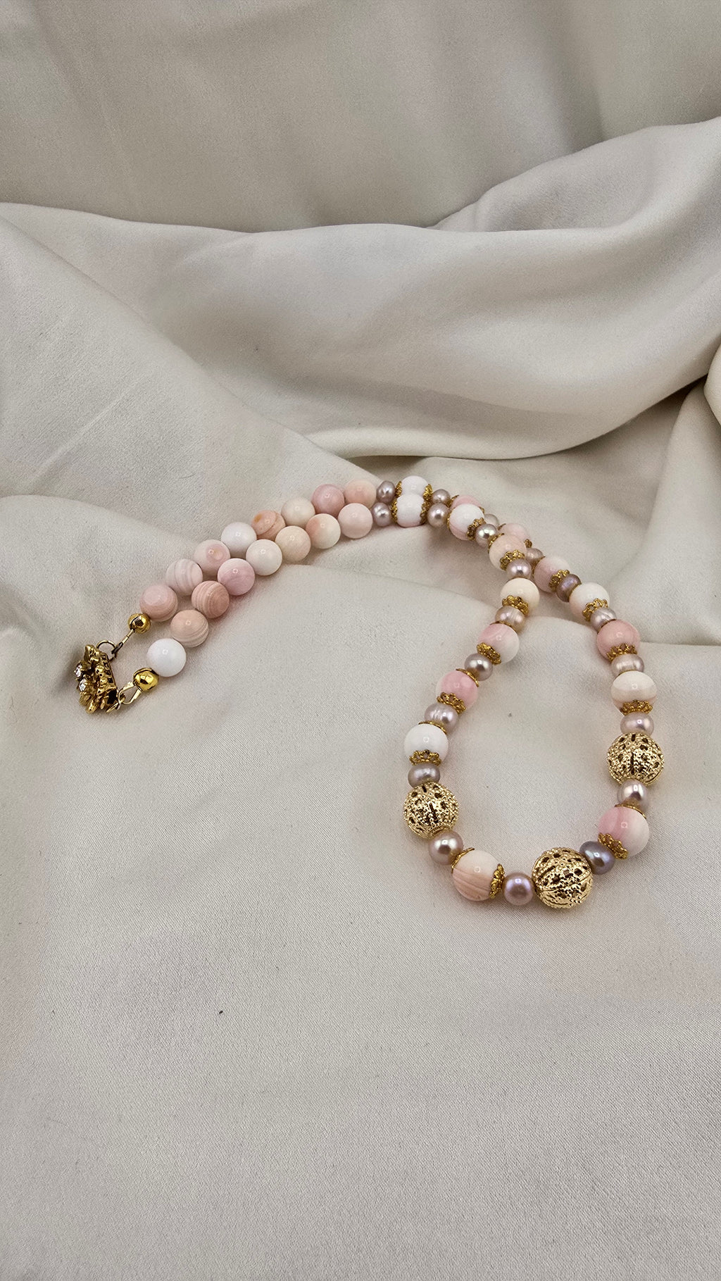 Cultured pearl and conch pearl necklace in its case