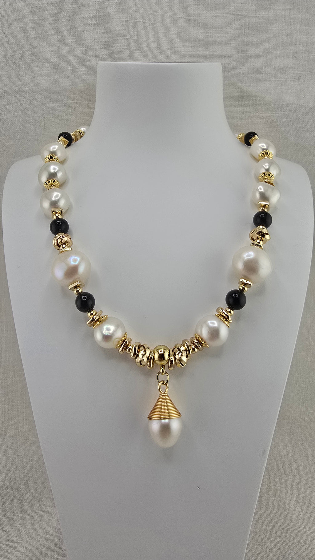 Collier en perles de culture baroque et onyx