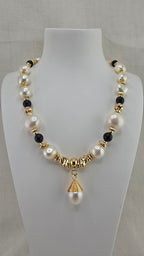 Collier en perles de culture baroque et onyx