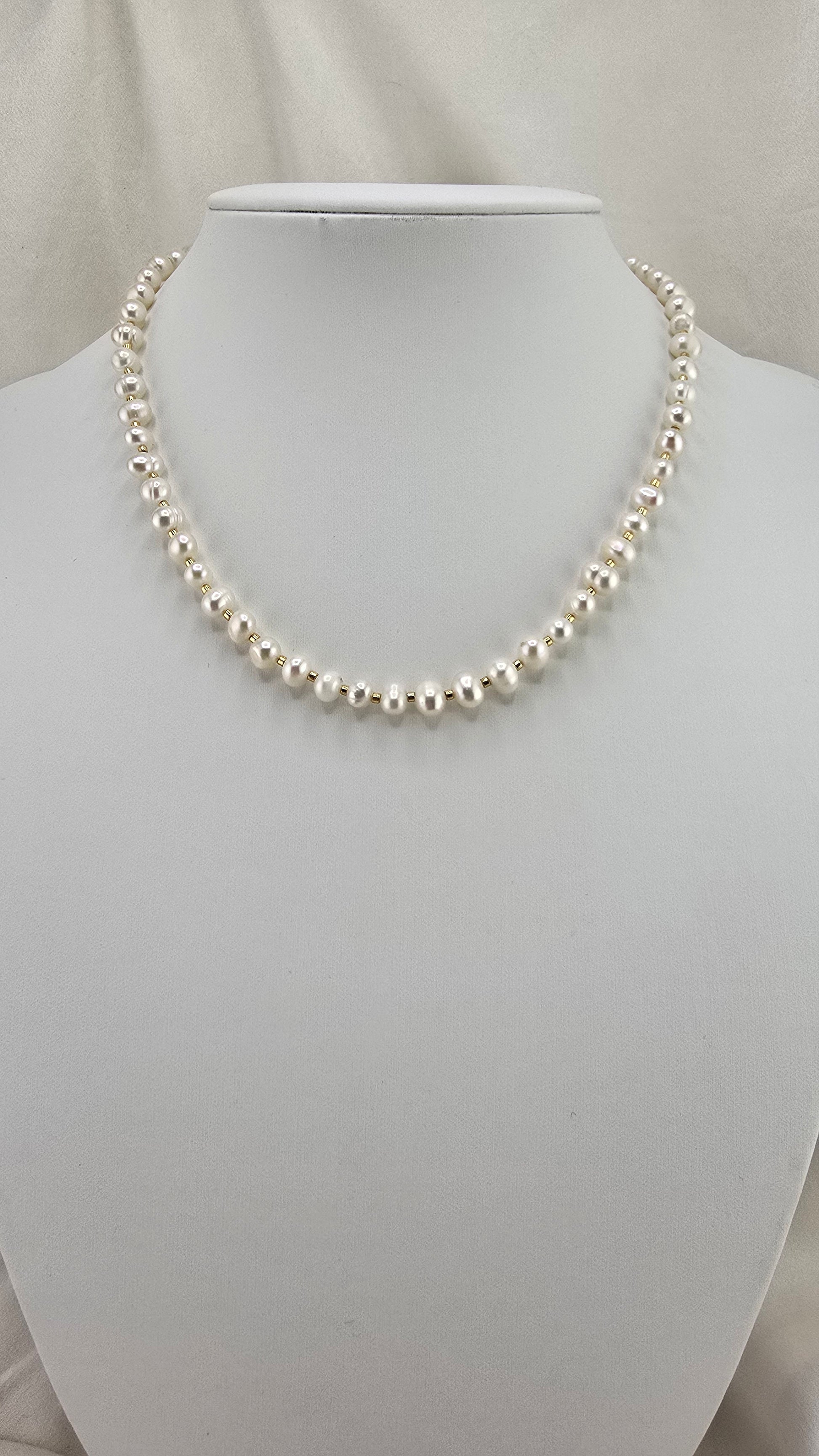 collier de perles de culture dans son écrin