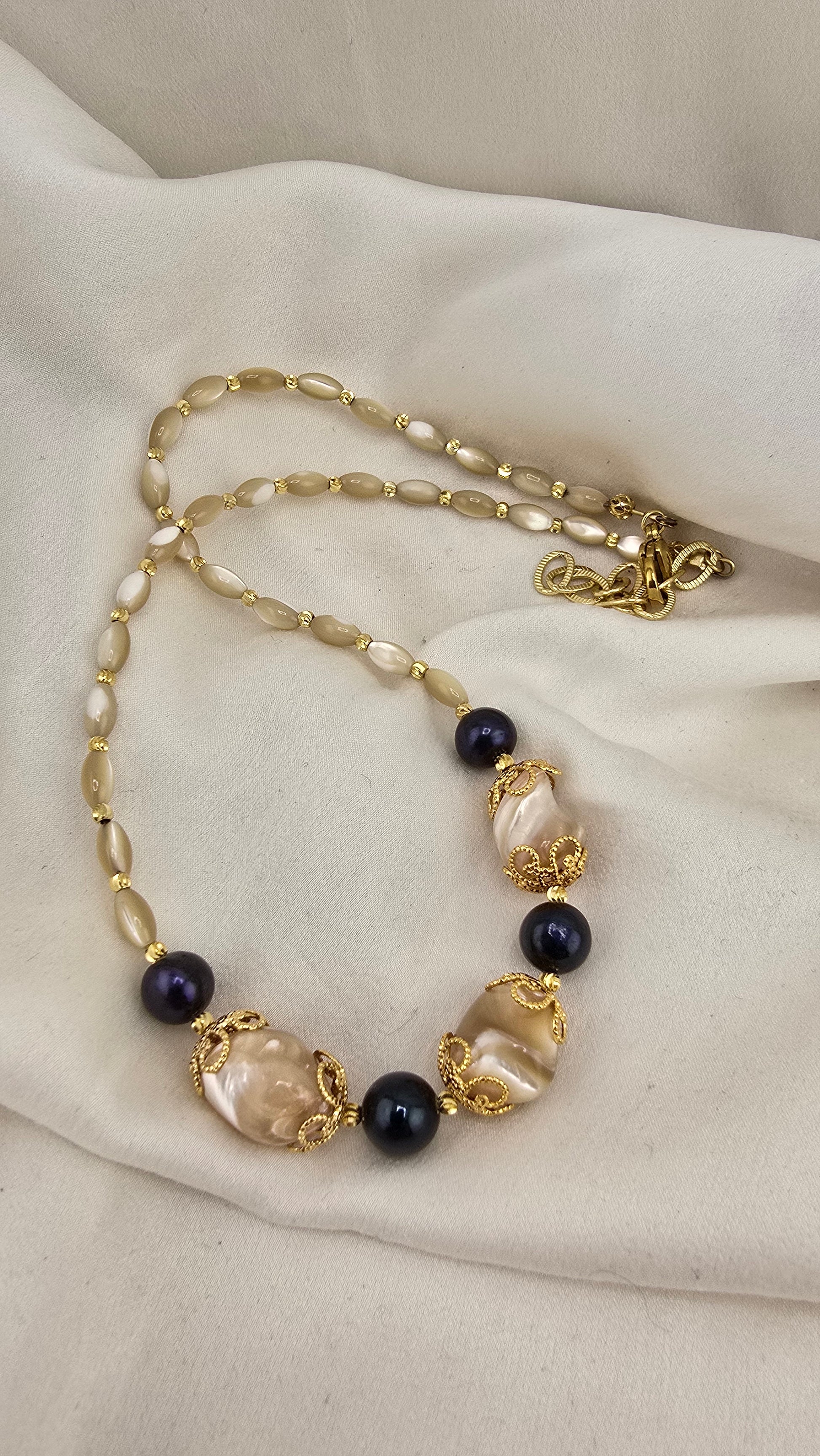 Collier en perles de Trocca et perles de culture bleu marine