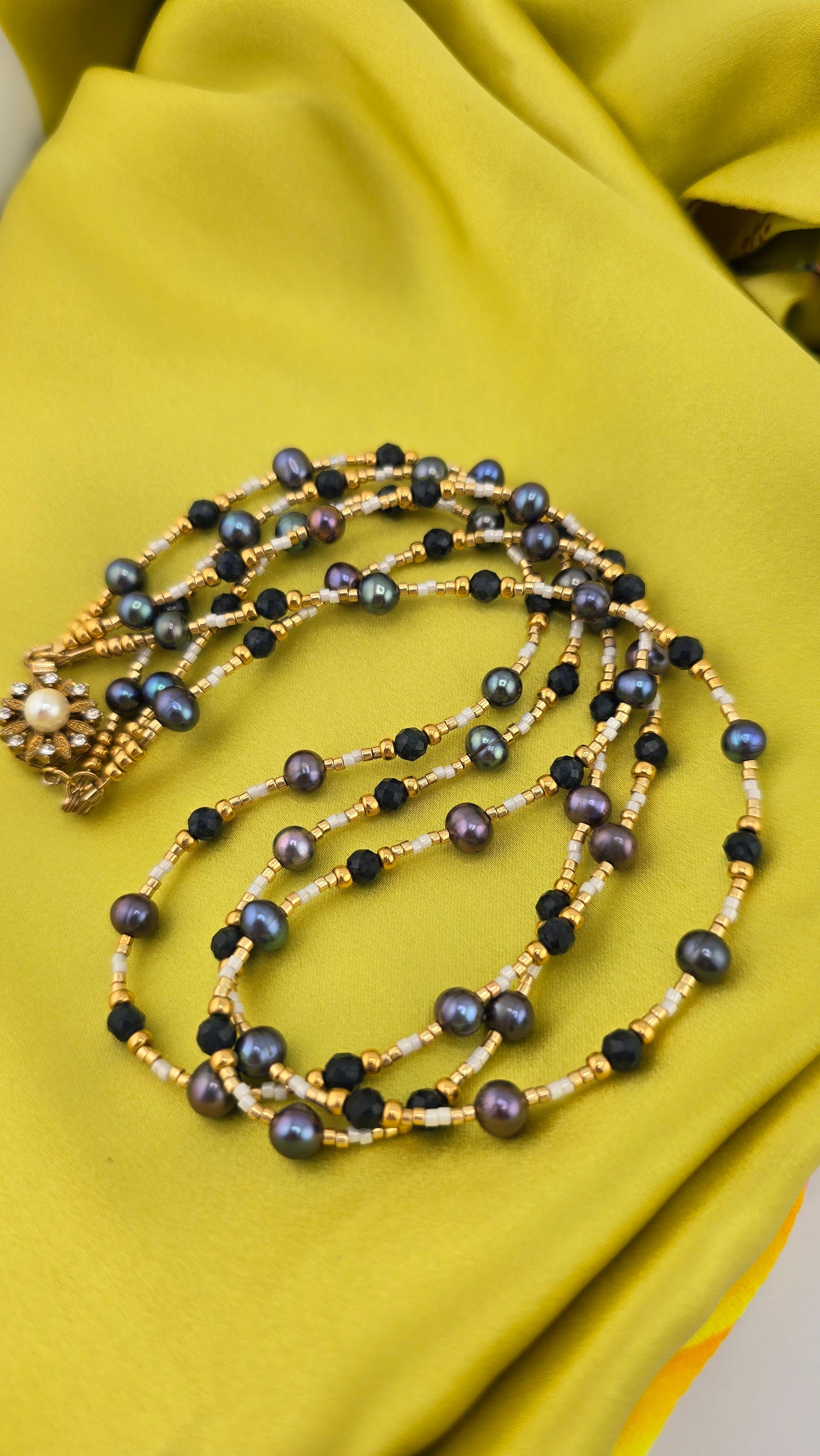 Collier de 3 rangs de perles de culture bleu marine