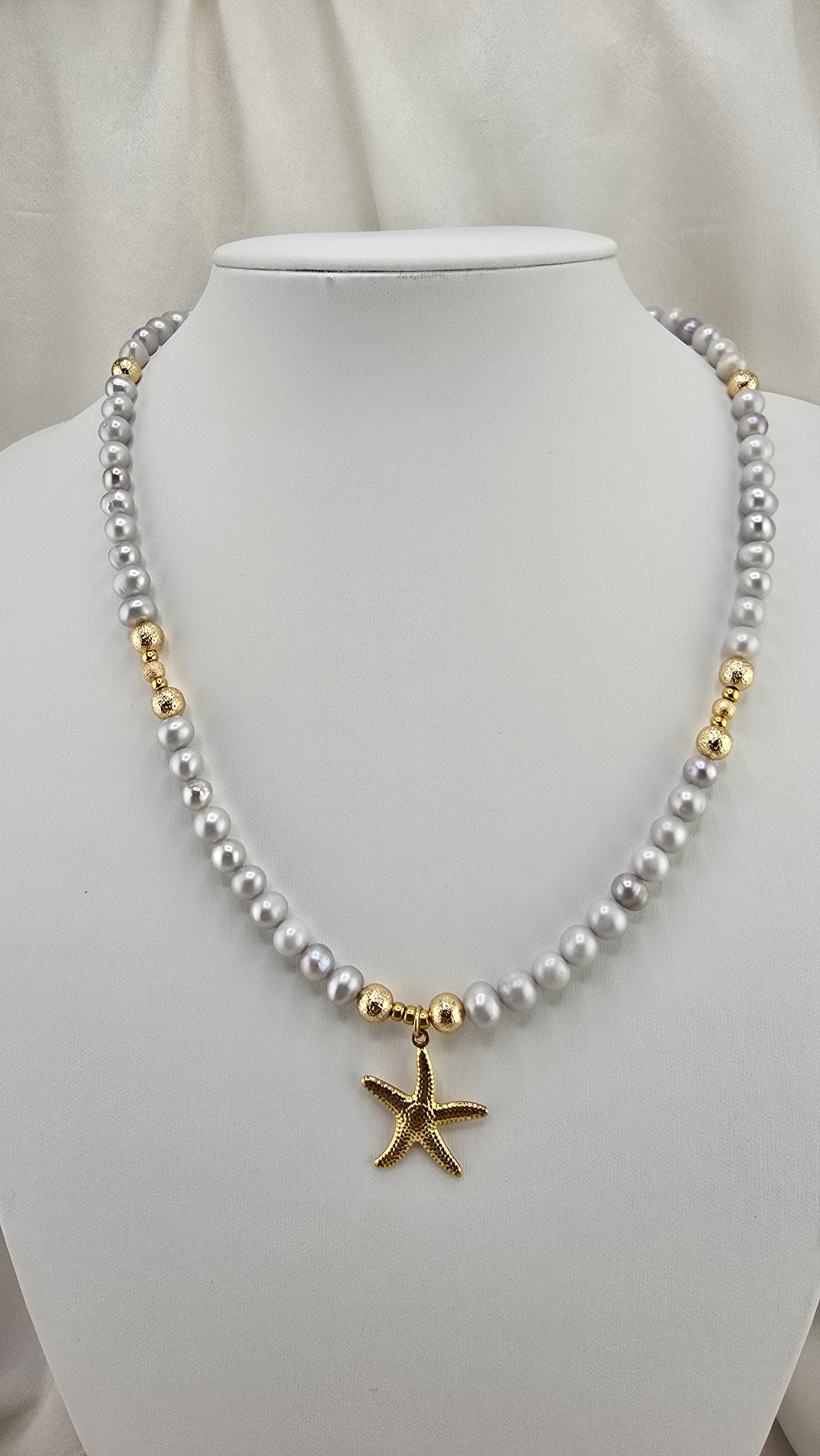 Necklace in gray cultured pearls in its case