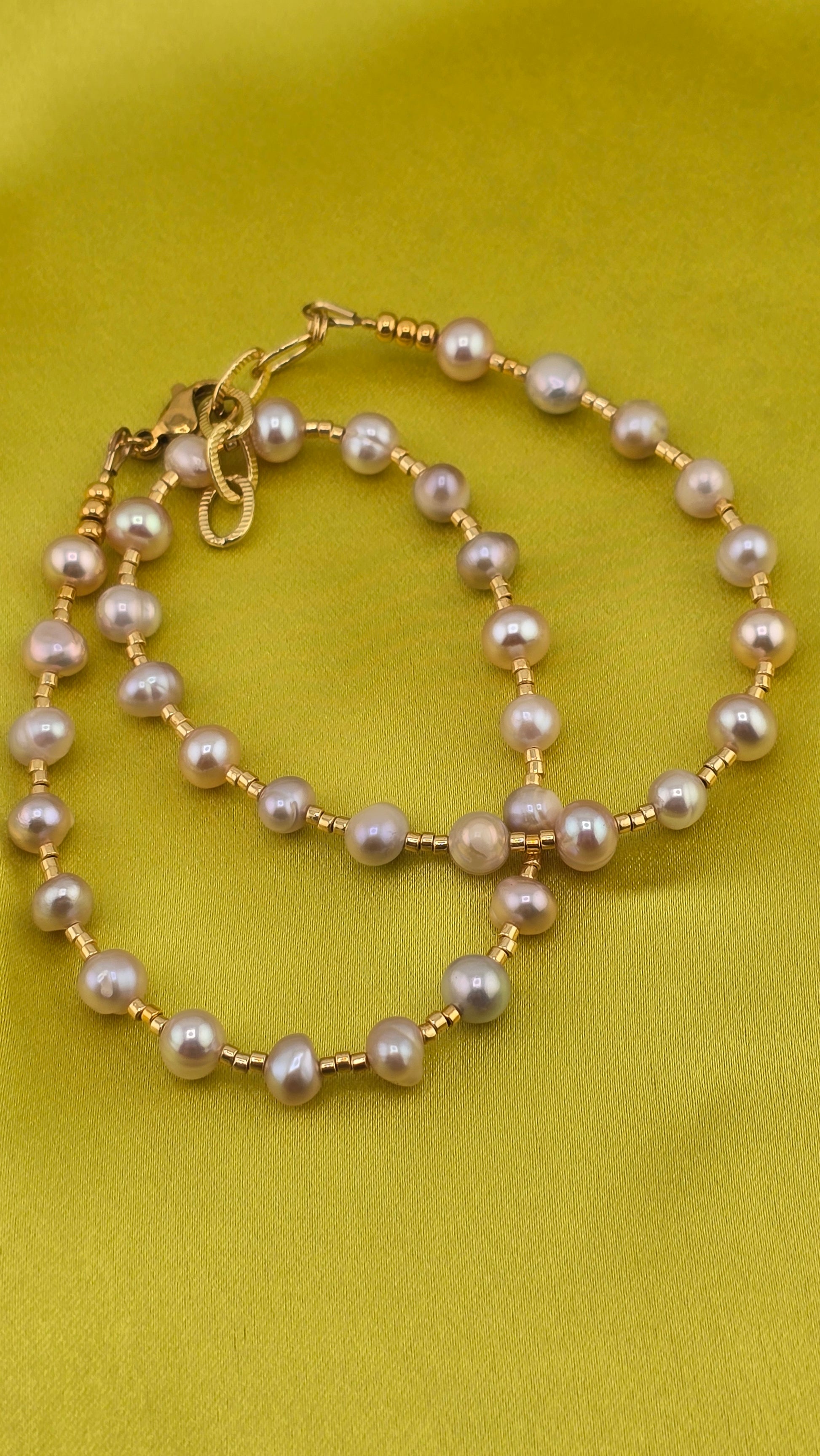Collier ras du cou en perles de culture rose dans son écrin