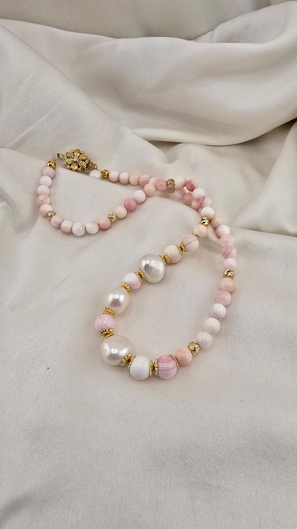 Necklace of cultured pearls and Lambi pearls in its case