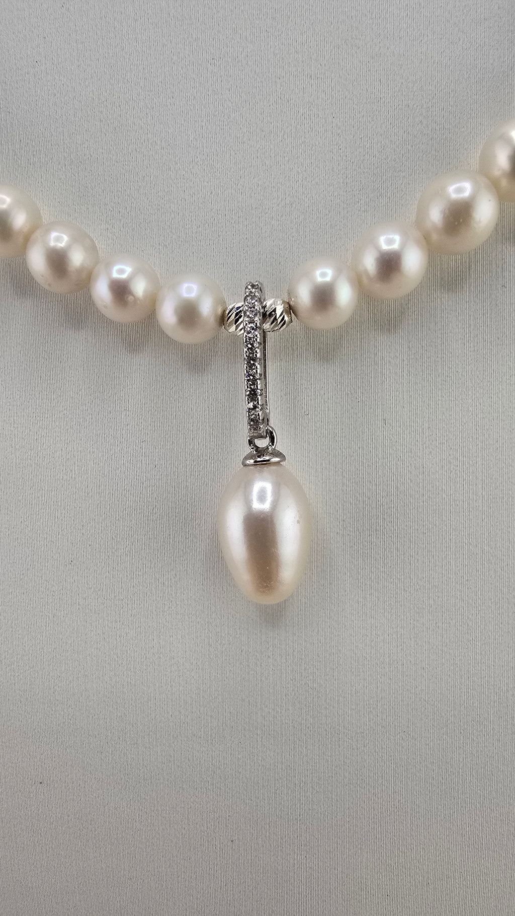 Collier en perles de culture, Saphir et son pendentif swarovski et perle olive