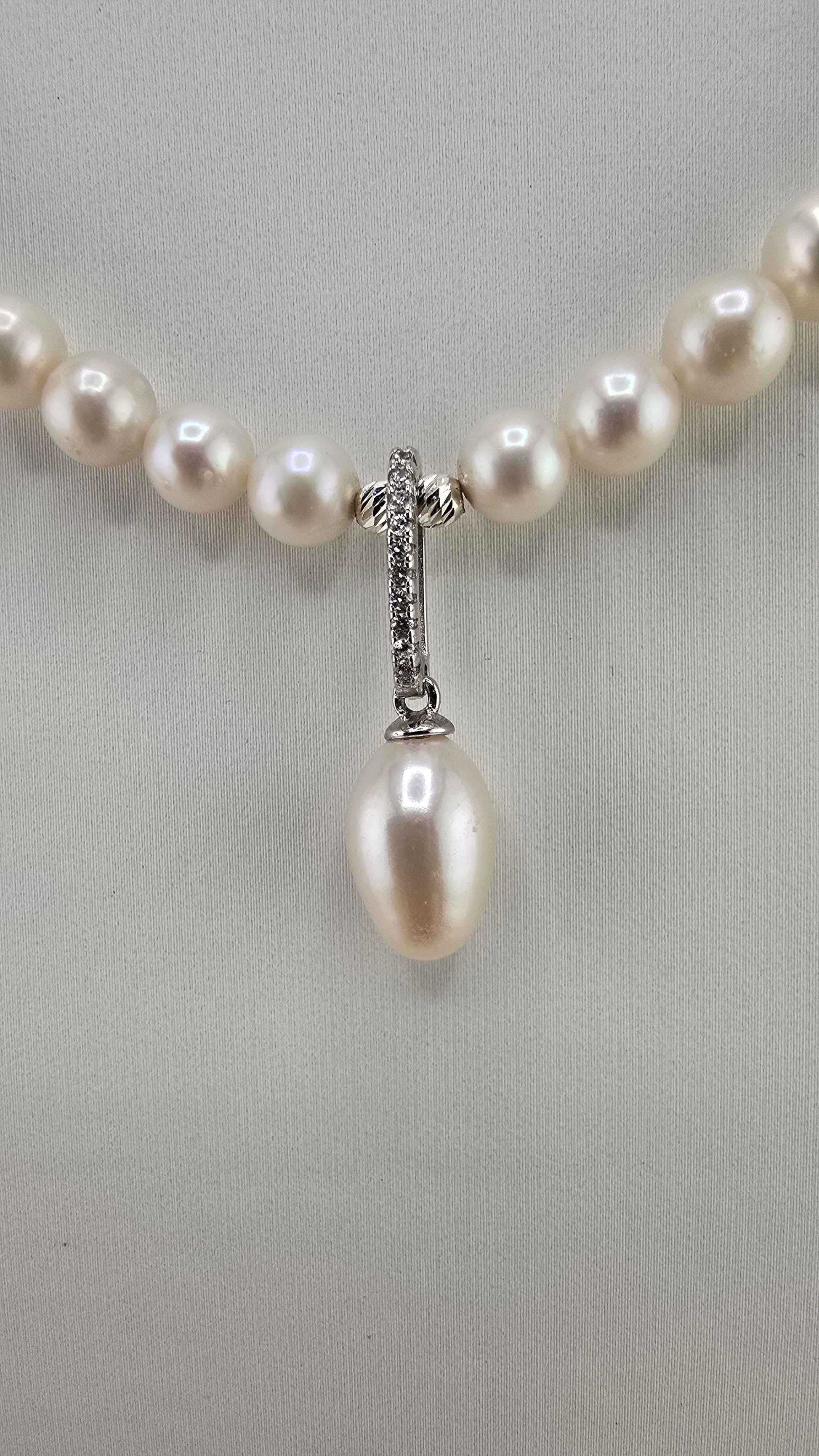 Collier en perles de culture, Saphir et son pendentif swarovski et perle olive