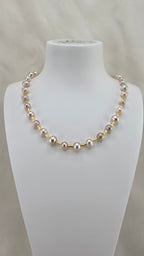 Collier ras du cou en perles de culture rose dans son écrin