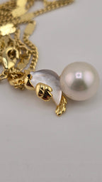 Perle de culture blanche et oiseau en nacre