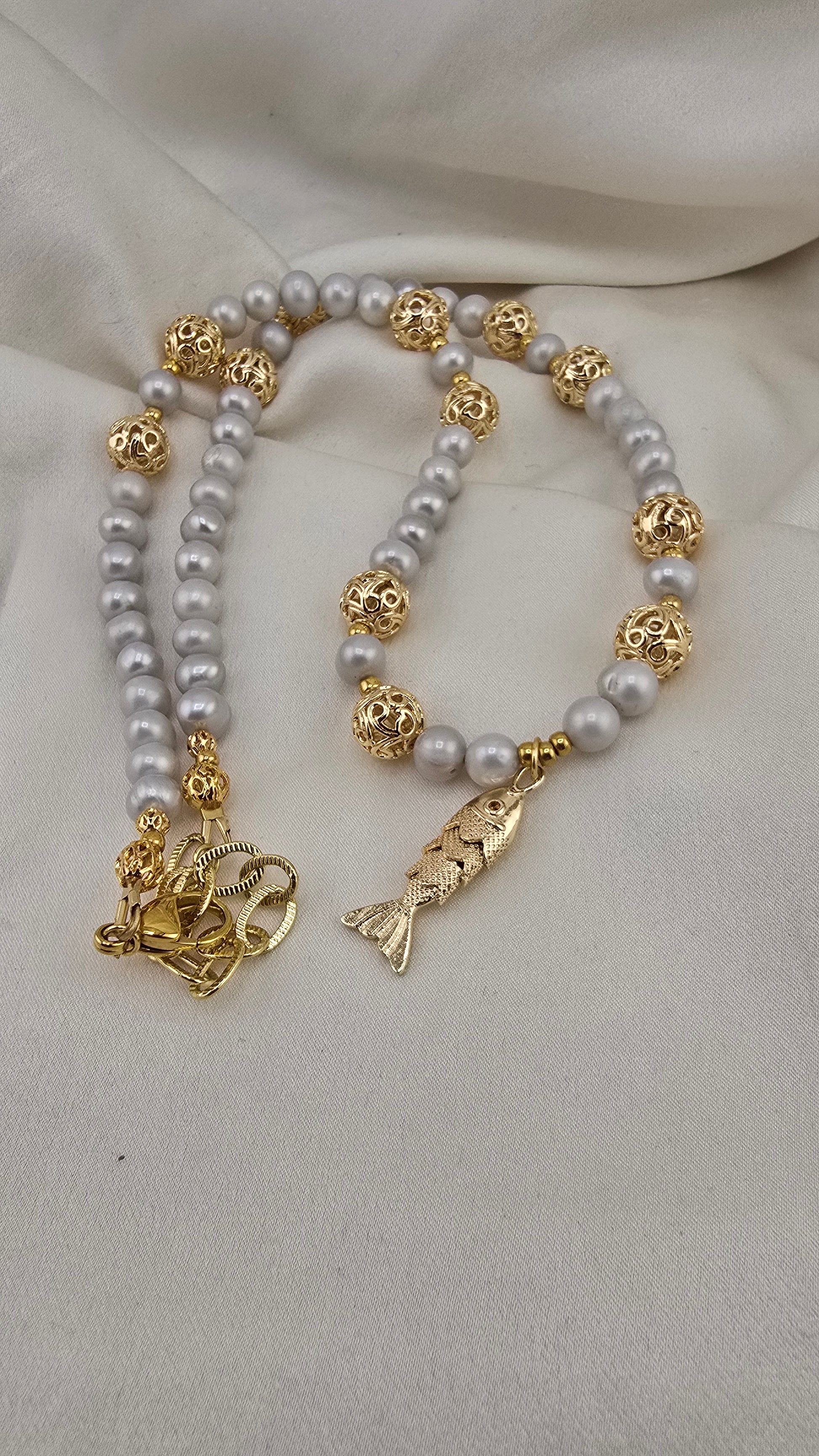 Necklace in gray cultured pearls in its case