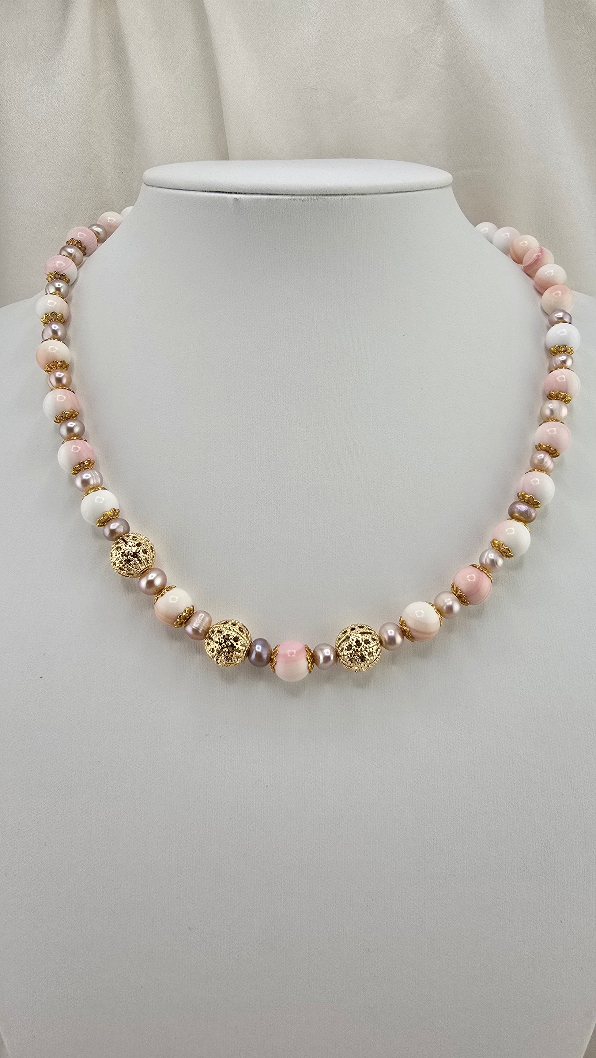Collier en perles de culture et perles de Lambi