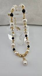 Collier en perles de culture baroque et onyx