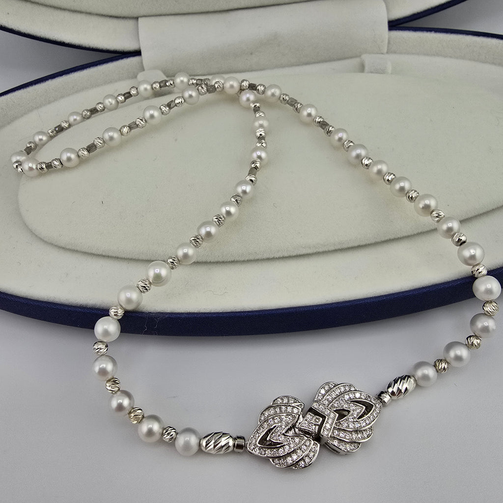 Éclat intime - Collier en perles de culture et diamants bruts