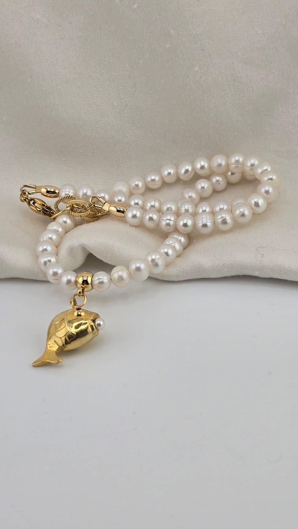 Collier en perles de culture et pendentif poisson