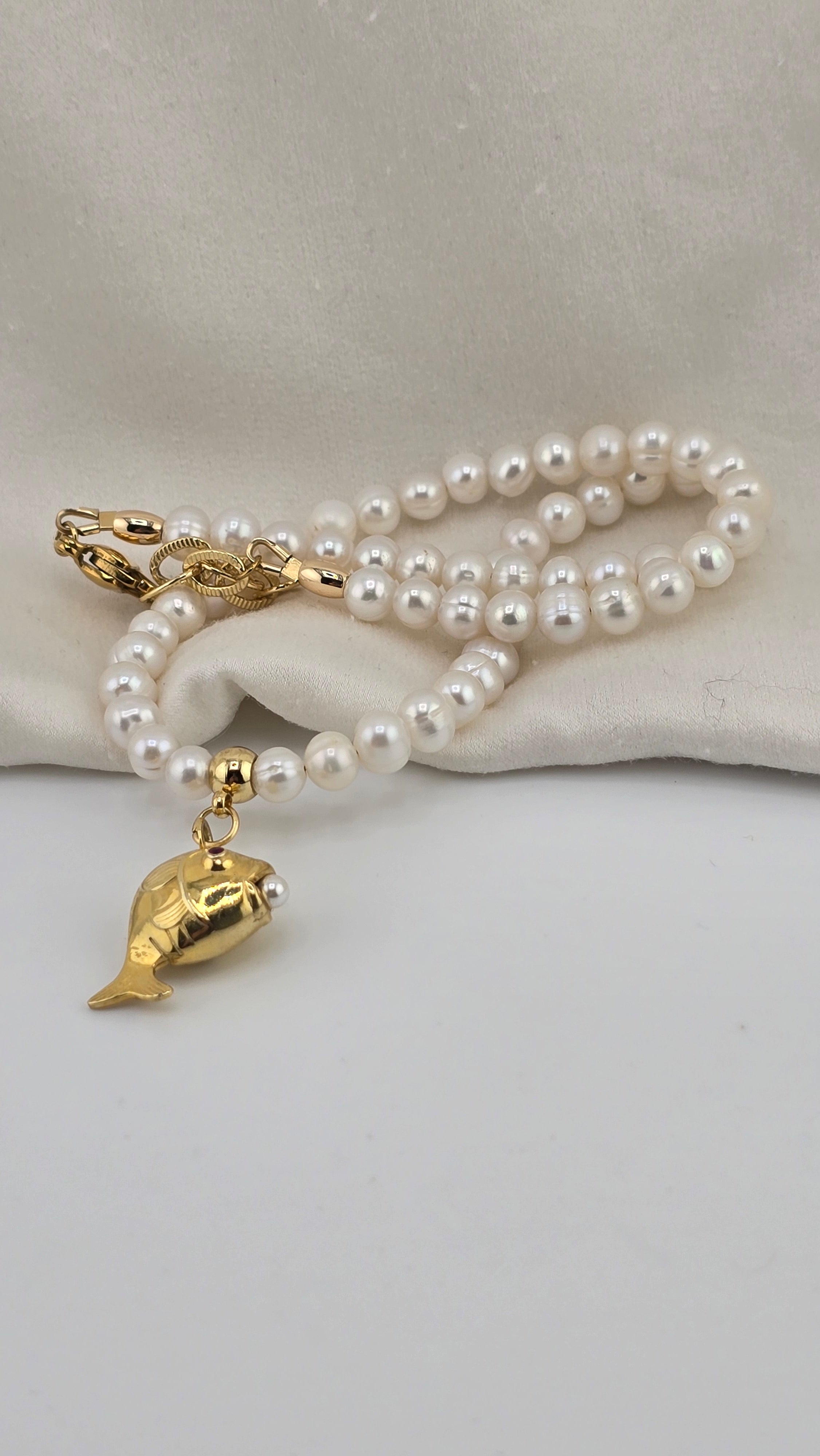 Collier en perles de culture et pendentif poisson