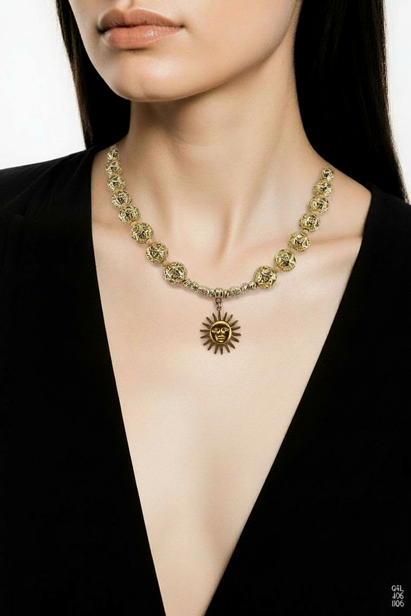 Collier doré et son pendentif soleil