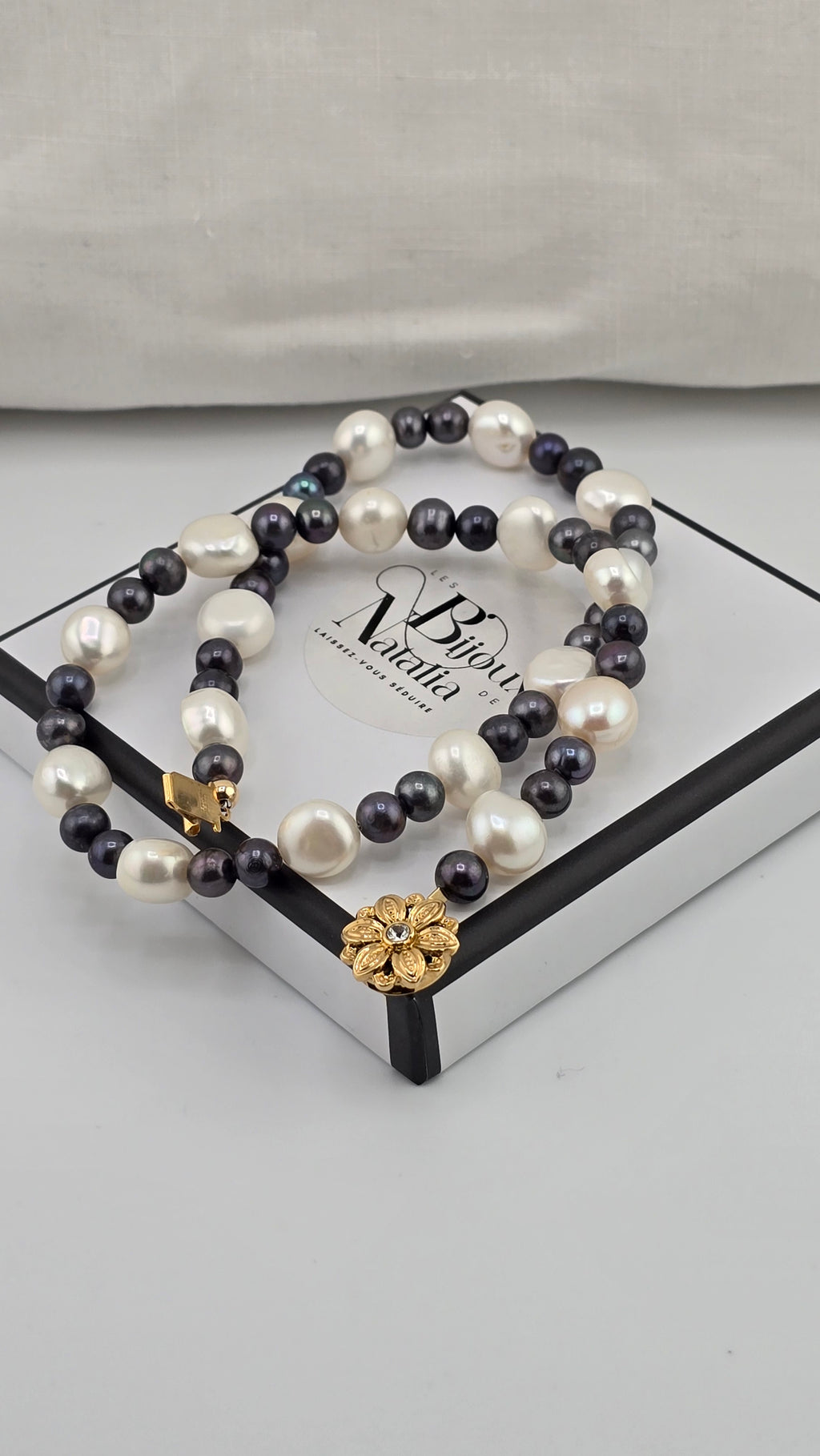 Collier en perles de culture baroque et perles de culture noires