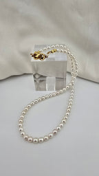 Collier en perles de culture rondes et blanches dans son écrin