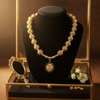 Collier doré et son pendentif soleil