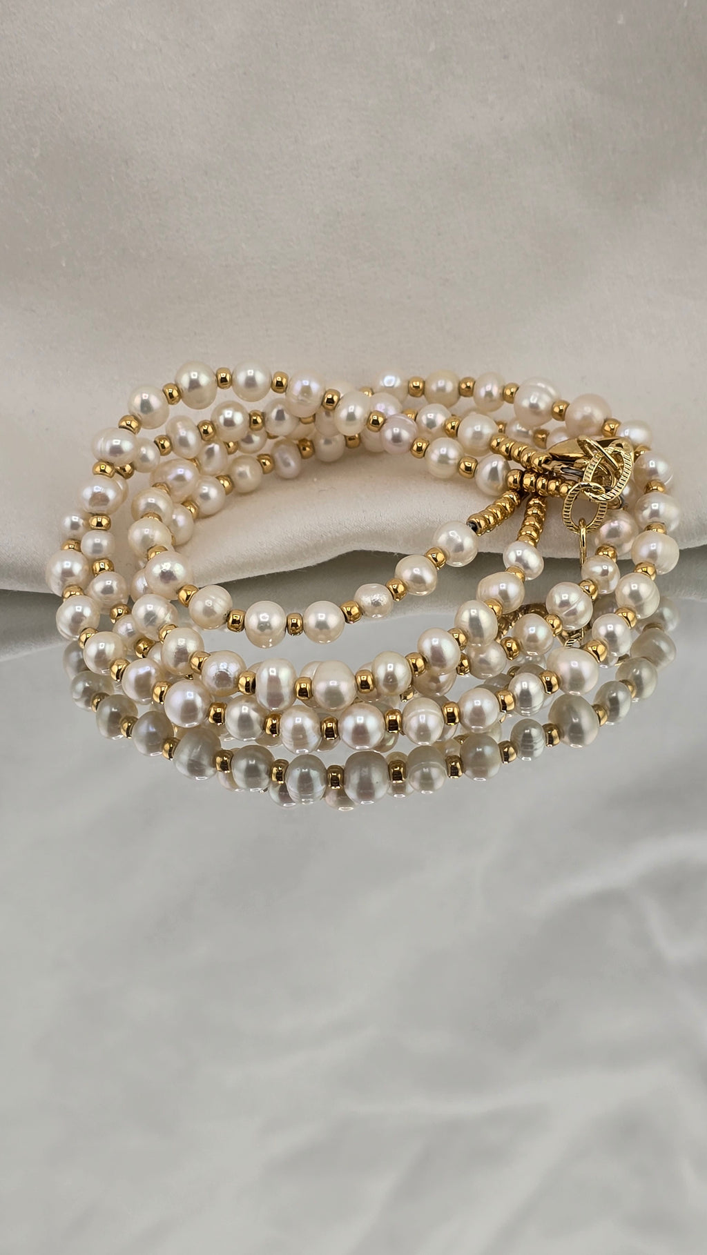 Collier avec deux rangs de perles de culture blanches dans son écrin