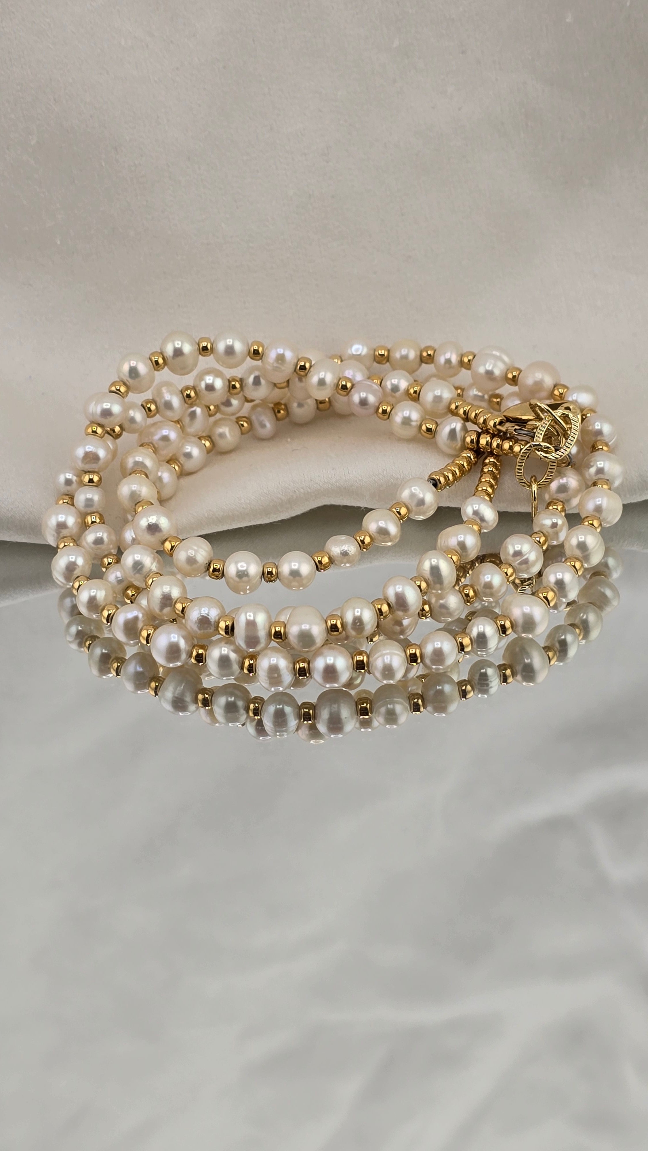 Collier avec deux rangs de perles de culture blanches dans son écrin