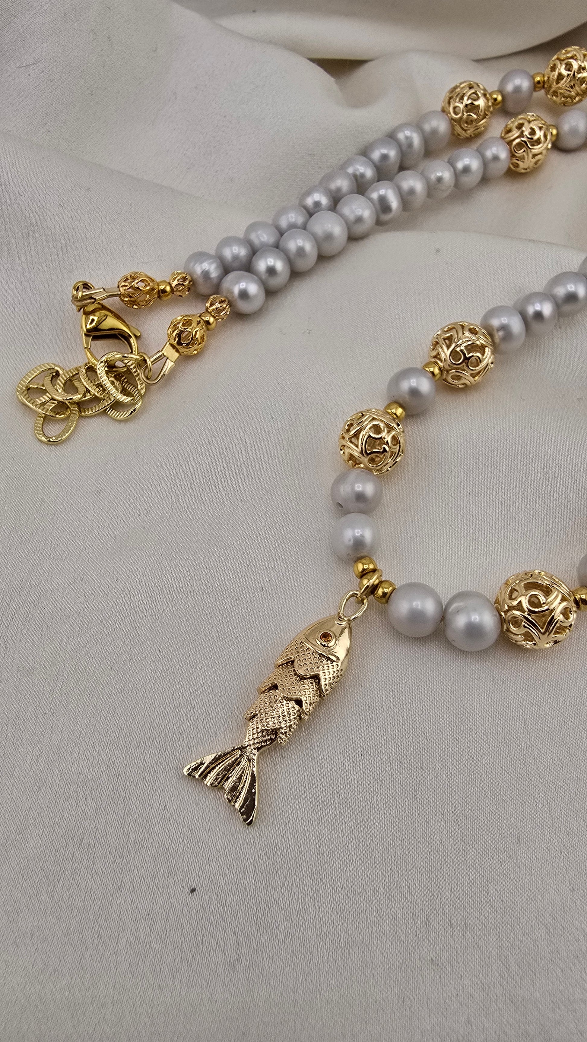 Necklace in gray cultured pearls in its case