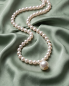 collier de perles de culture blanches d'eau douce et or