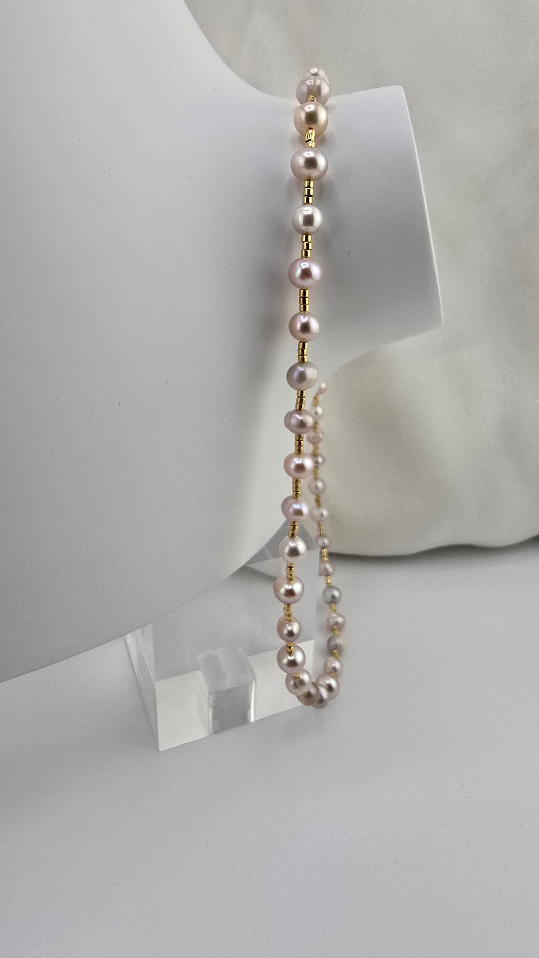 Collier ras du cou en perles de culture rose dans son écrin