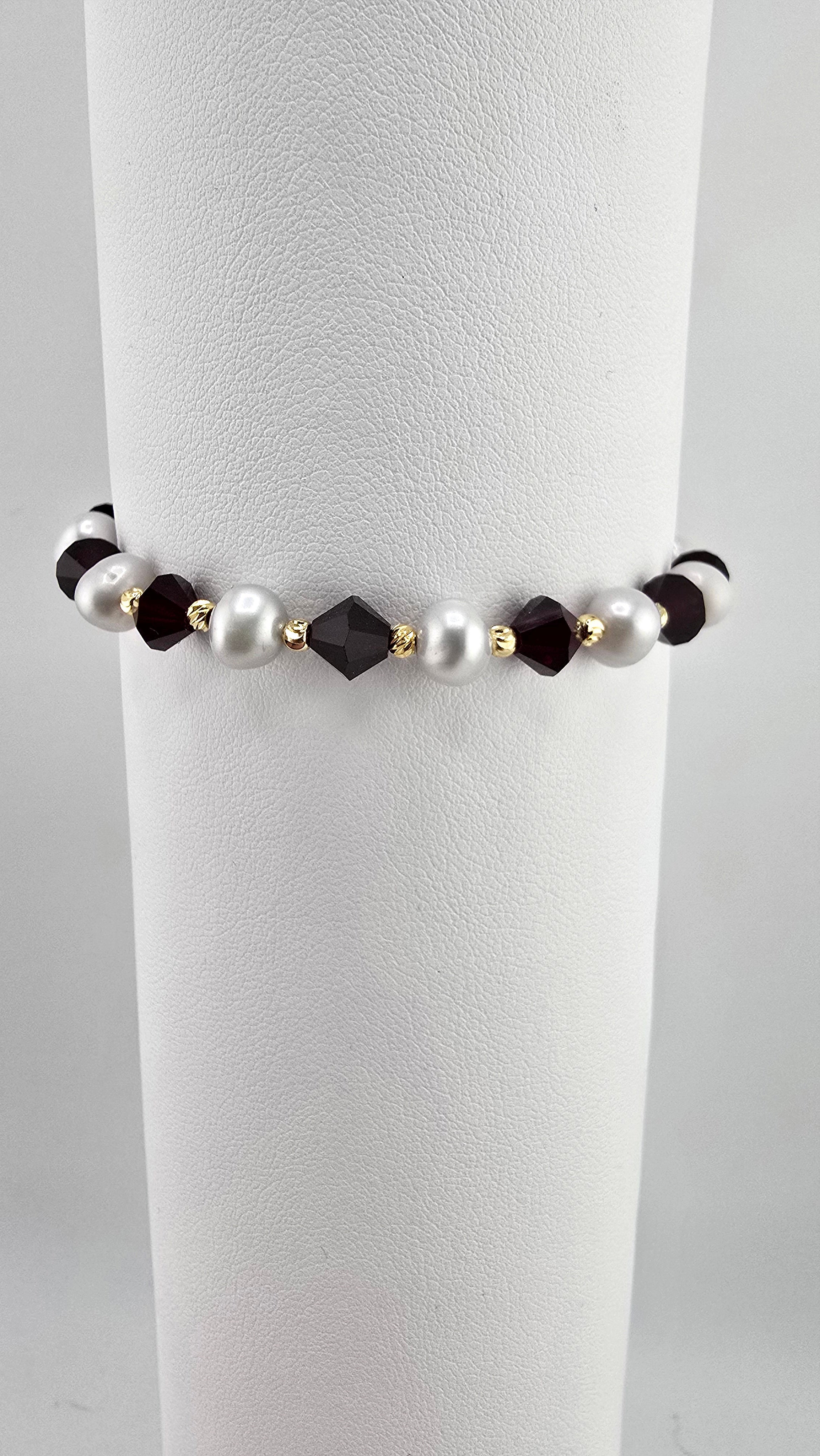 Bracelet en bordeaux très fonce et blanc