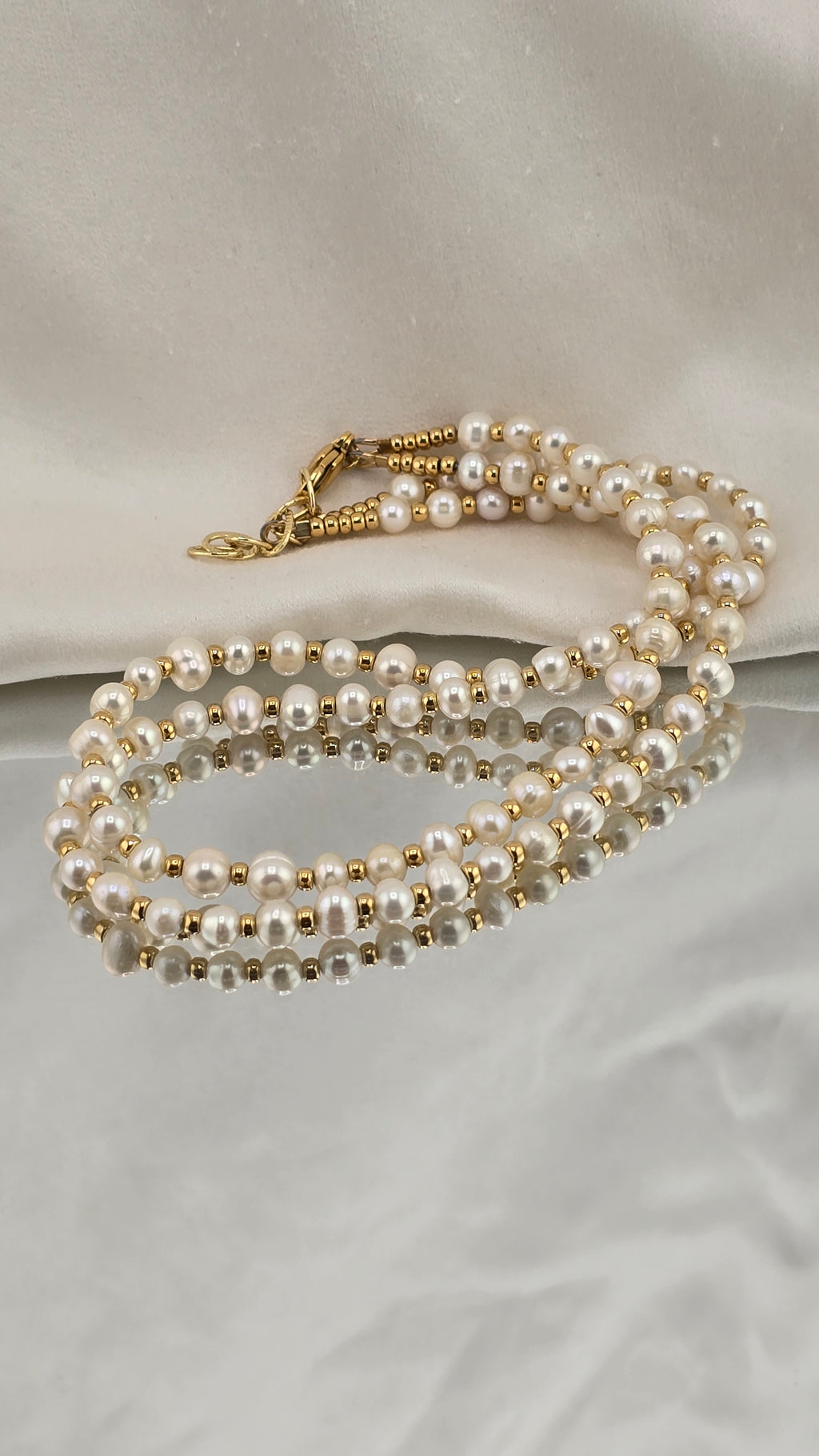 Collier avec deux rangs de perles de culture blanches dans son écrin