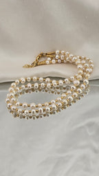 Collier avec deux rangs de perles de culture blanches dans son écrin