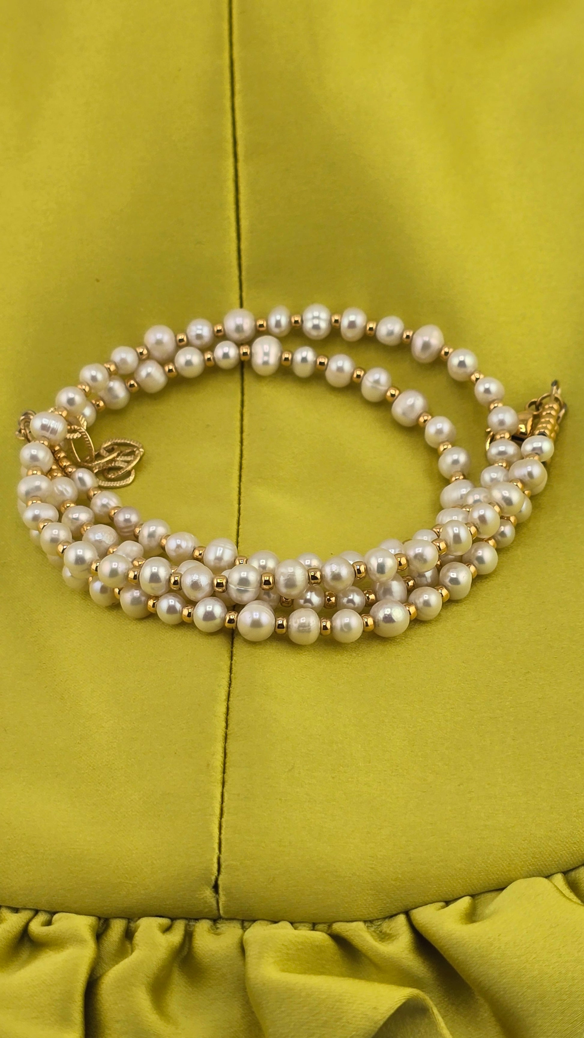 Collier avec deux rangs de perles de culture blanches dans son écrin