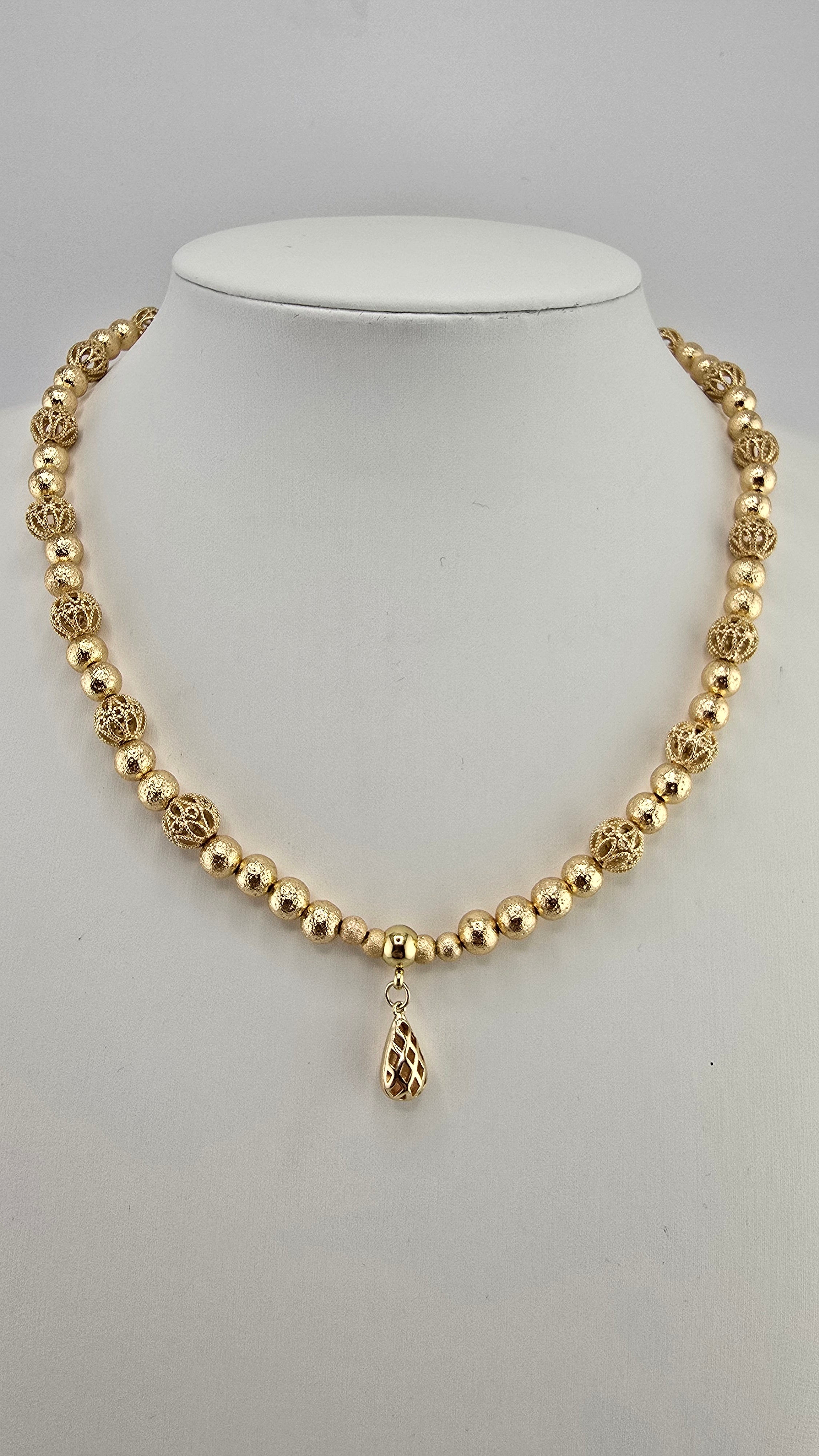 Collier en plaqué or et son pendentif